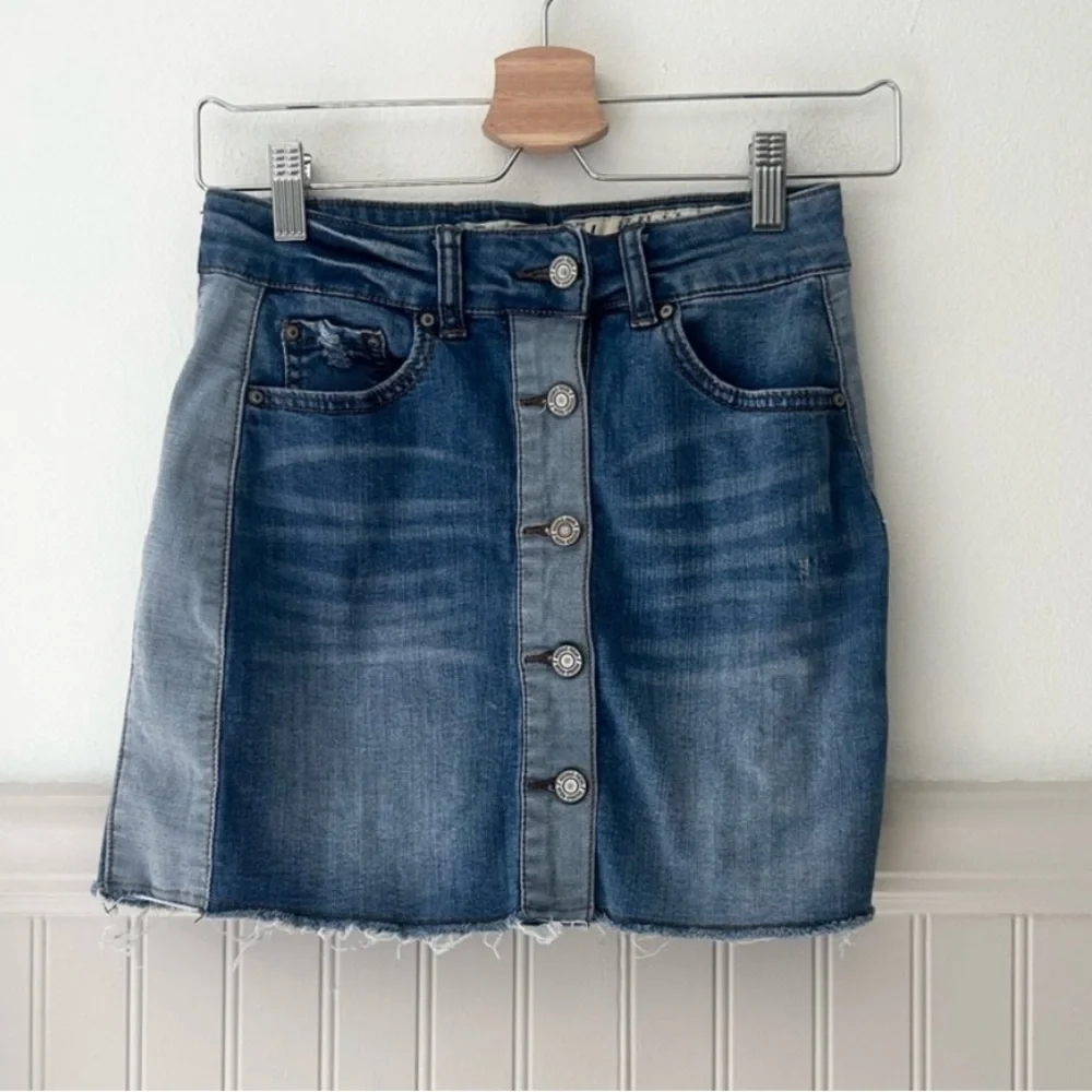 Indigo Rein Size 1 Two Tone Blue Denim Button Down Mini Skirt